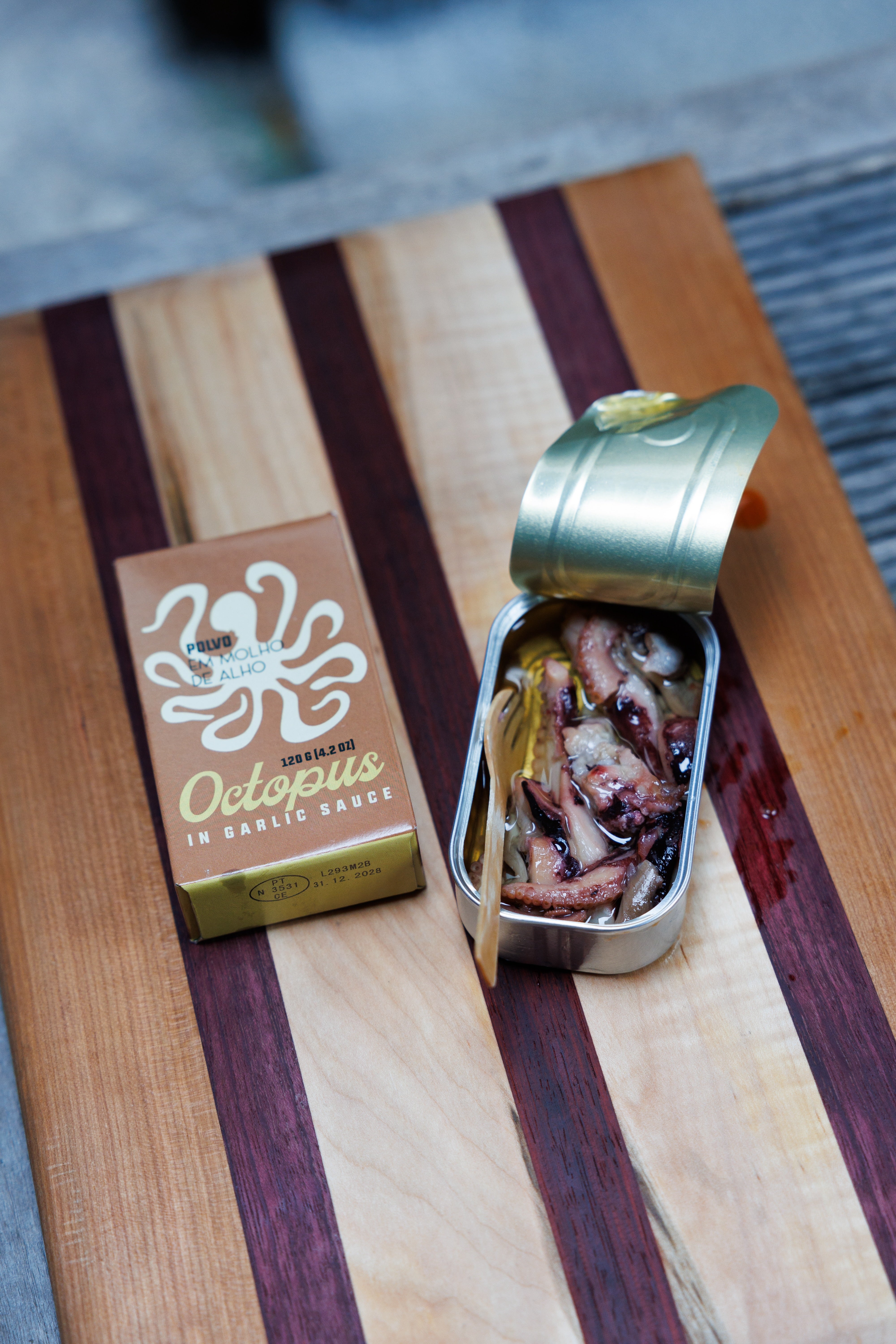 A tin and box of Ati Manel Octopus in Garlic Sauce