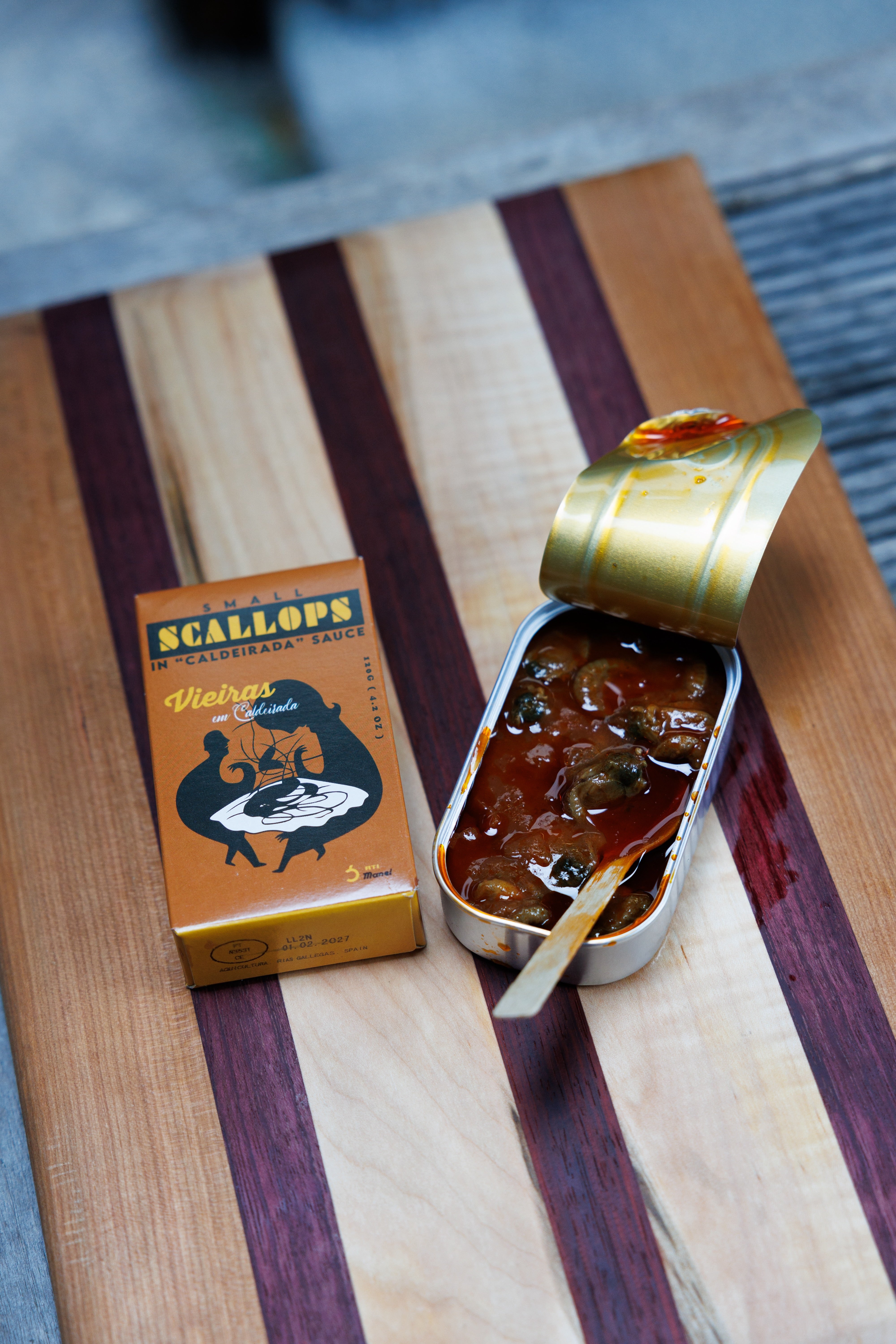 A tin and box of Ati Manel scallops in Caldeirada sauce.